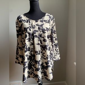 Kaileigh cream and black floral trapeze style blouse